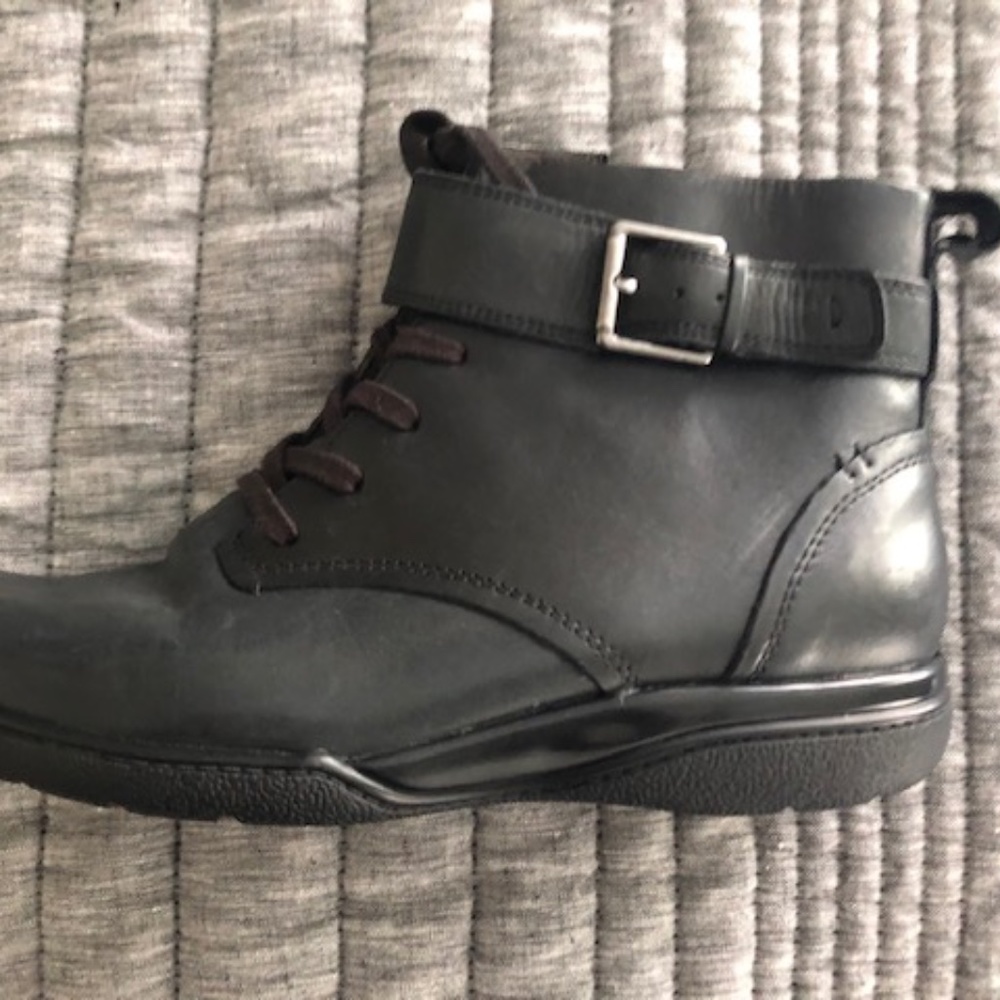 CLARKS- short leather boot- size 8.5 M
